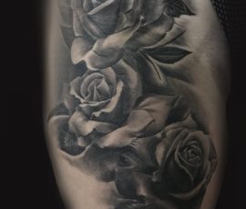 Roses en noir et gris sur la cuisse