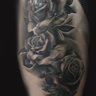 Roses en noir et gris sur la cuisse