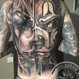 Dos complet, visage et masque en noir et gris
