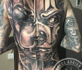 Dos complet, visage et masque en noir et gris