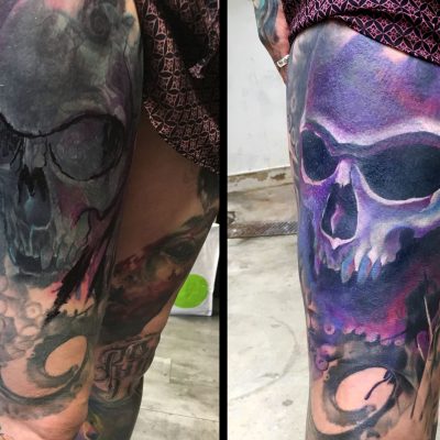 Crâne en couleur violette sur la jambe, plusieurs vues