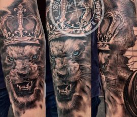 Lion couronné en noir et gris sur l'avant-bras