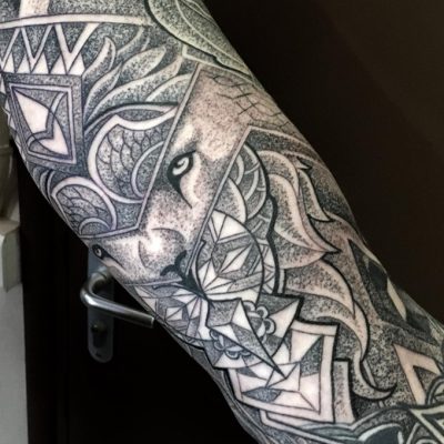 Manche ornementale et loup en noir et gris