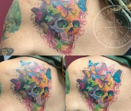 Crâne et papillons en couleur sur l'épaule, plusieurs vues