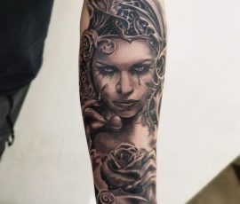 Portrait de femme et roses en noir et gris sur le bras