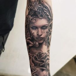 Portrait de femme et roses en noir et gris sur le bras