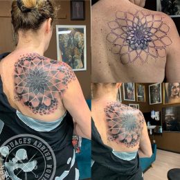 Mandalas en fin trait sur l'épaule et le dos