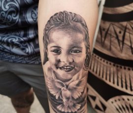 Portrait d'enfant en noir et gris sur la cuisse