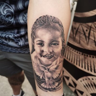 Portrait d'enfant en noir et gris sur la cuisse