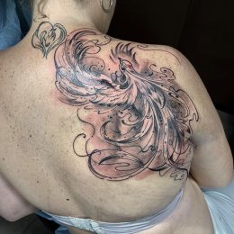Phénix en fin trait sur le haut du dos