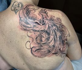 Phénix en fin trait sur le haut du dos