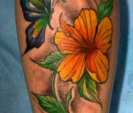 Hibiscus et papillon en couleur sur la jambe