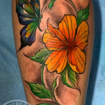 Hibiscus et papillon en couleur sur la jambe