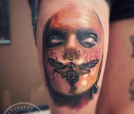 Visage et papillon de nuit en couleur sur la cuisse
