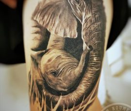 Éléphant en réalisme noir et gris sur le bras