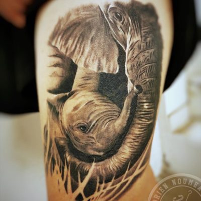 Éléphant en réalisme noir et gris sur le bras