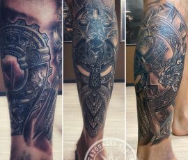 Manche de jambe, rouages et masque en noir et gris