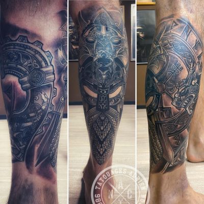 Manche de jambe, rouages et masque en noir et gris