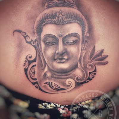 Bouddha en noir et gris sur le haut du dos