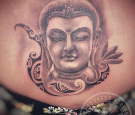 Bouddha en noir et gris sur le haut du dos