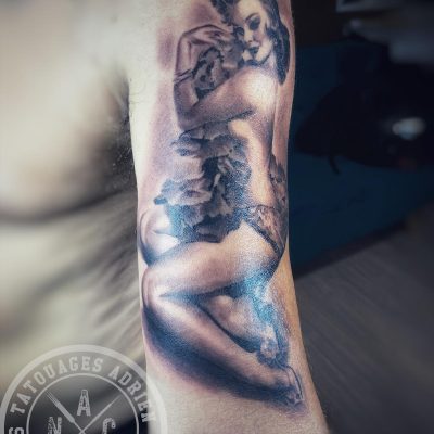 Femme et loup en noir et gris sur le bras