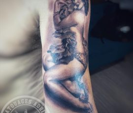 Femme et loup en noir et gris sur le bras