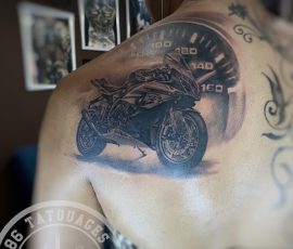 Moto en réalisme noir et gris sur l'omoplate