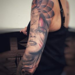 Manche, portrait de femme et ornements en noir et gris