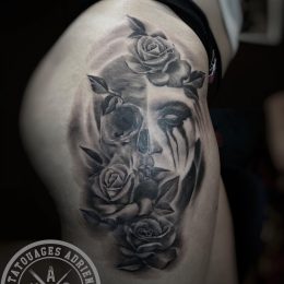 Roses en noir et gris sur la cuisse