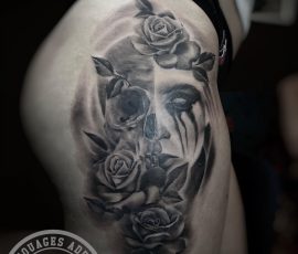 Roses en noir et gris sur la cuisse