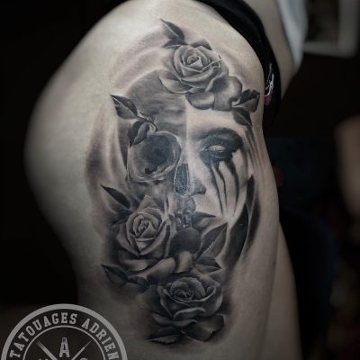 Roses en noir et gris sur la cuisse