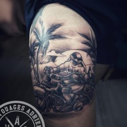 Paysage de plage et cocotiers en noir et gris sur la cuisse