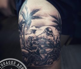 Paysage de plage et cocotiers en noir et gris sur la cuisse