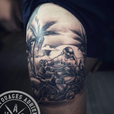 Paysage de plage et cocotiers en noir et gris sur la cuisse
