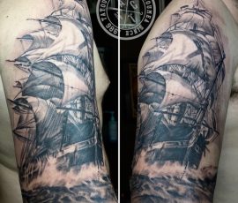 Voilier en mer en noir et gris sur le bras