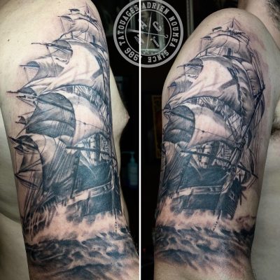 Voilier en mer en noir et gris sur le bras