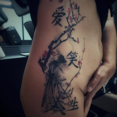 Cerisier, calligraphie et personnage en noir et gris sur le flanc