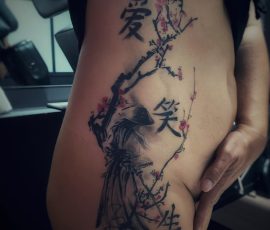 Cerisier, calligraphie et personnage en noir et gris sur le flanc