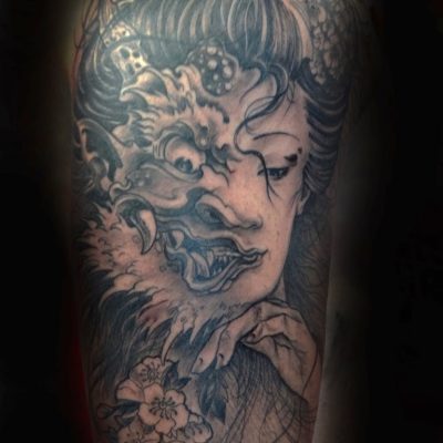 Portrait de femme et fleurs en noir et gris sur le bras