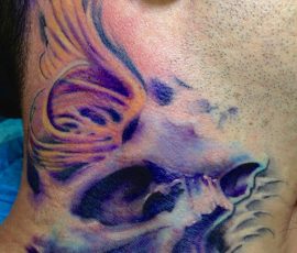 Crâne aquarelle en violet et bleu sur le cou