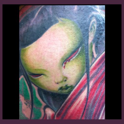 Visage de femme en couleur, style manga, sur le bras
