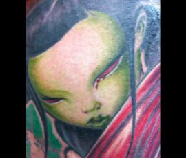 Visage de femme en couleur, style manga, sur le bras