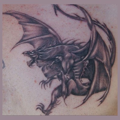 Dragon ailé en noir et gris sur le pectoral