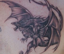 Dragon ailé en noir et gris sur le pectoral