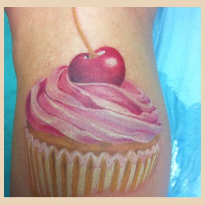 Cupcake et cerise en couleur sur le bras