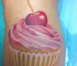 Cupcake et cerise en couleur sur le bras