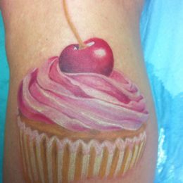 Cupcake et cerise en couleur sur le bras