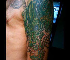 Dragon en couleur verte sur l'épaule