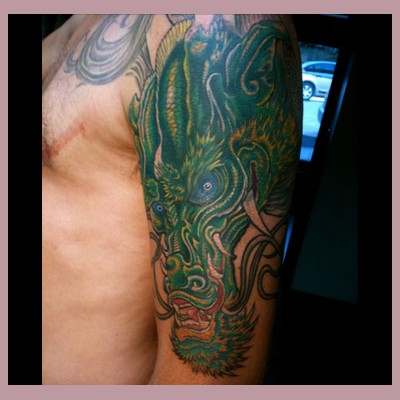 Dragon en couleur verte sur l'épaule