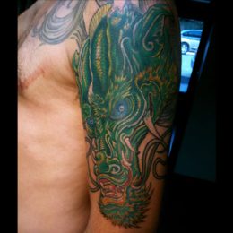 Dragon en couleur verte sur l'épaule